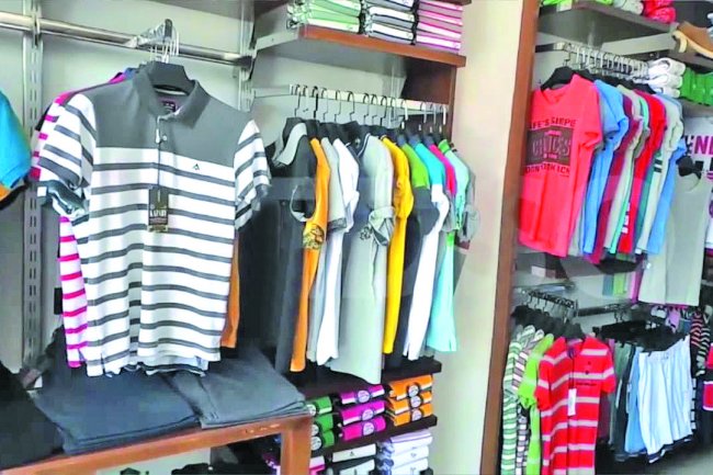 تقليص أيام الدراسة تعمق جراح منتجي "الملابس الجاهزة"