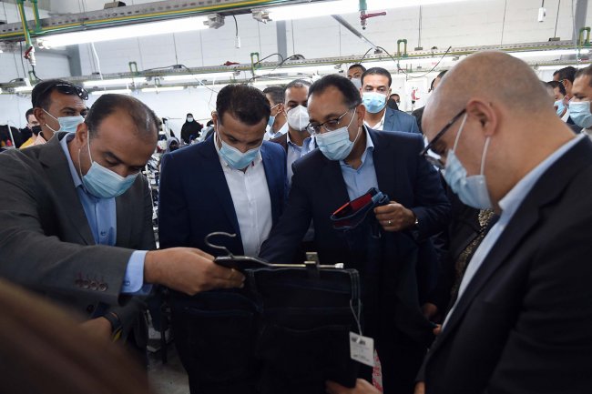 رئيس الوزراء يتفقد مصنع "إيدج" للملابس الجاهزة ببورسعيد ويجري حوارات مع العاملين