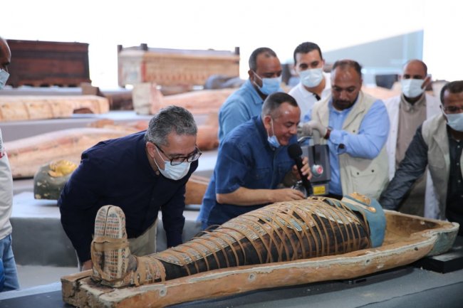 العثور على 100 تابوتا خشبيا مغلقا بحالتهم الأولي داخل آبار للدفن بمنطقة سقارة 