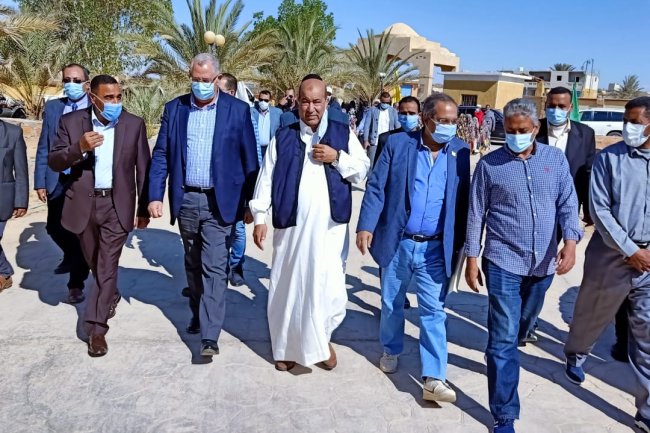 وزير الزراعة ومحافظ مطروح يجتمعان مع عمد وعواقل سيوة ليبحثا آفاق التنمية في مطروح 