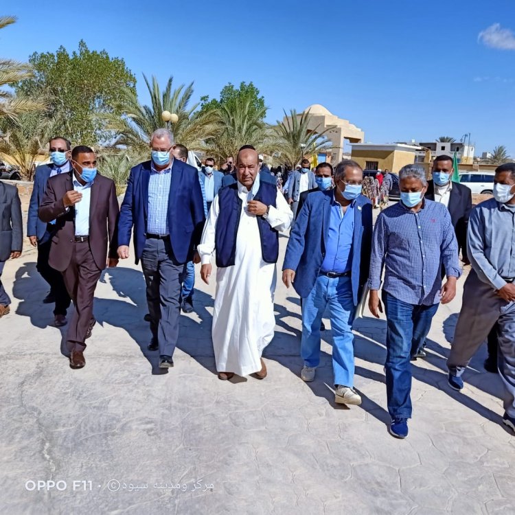 وزير الزراعة ومحافظ مطروح يجتمعان مع عمد وعواقل سيوة ليبحثا آفاق التنمية في مطروح 