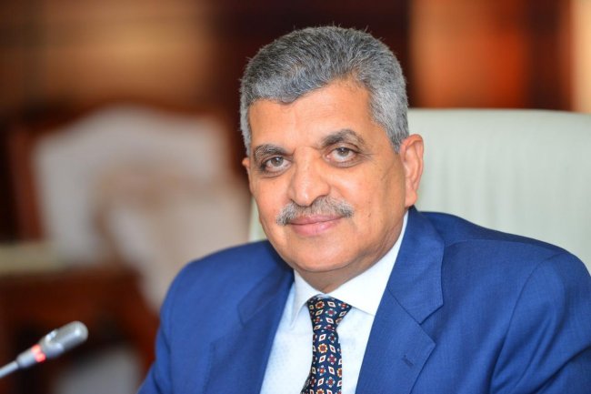 ربيع يُصدر قرارًا بتثبيت رسوم عبور السفن للقناة خلال عام 2021