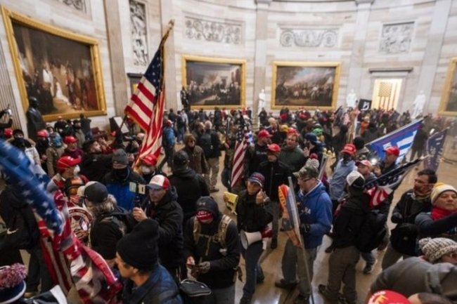 الإنتخابات الأمريكية 2020 ...سي.إن.إن الأمريكية إن امرأة أصيبت بعيار نارى فى الصدر بمحيط مبنى الكونجرس 