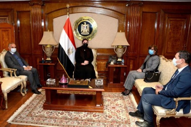 وزيرة الصناعة تبحث اتاحة برامج تمويلية وآليات مصرفية لدعم القطاع الانتاجى والتصديرى