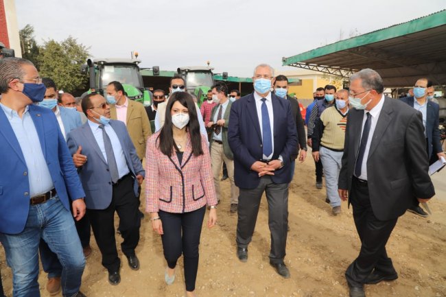 وزيرا الزراعة و التعاون الدولى يسلمان مزراعى الفيوم والمنيا 324 معدة زراعية