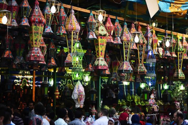 الشوادر تتزين "بالفوانيس" إستعداداً لاستقبال موسم "رمضان"