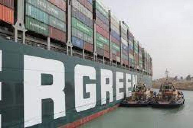 رئيس هيئة قناة السويس : 14 قاطرة حول السفينة الجانحة لتعويمها 