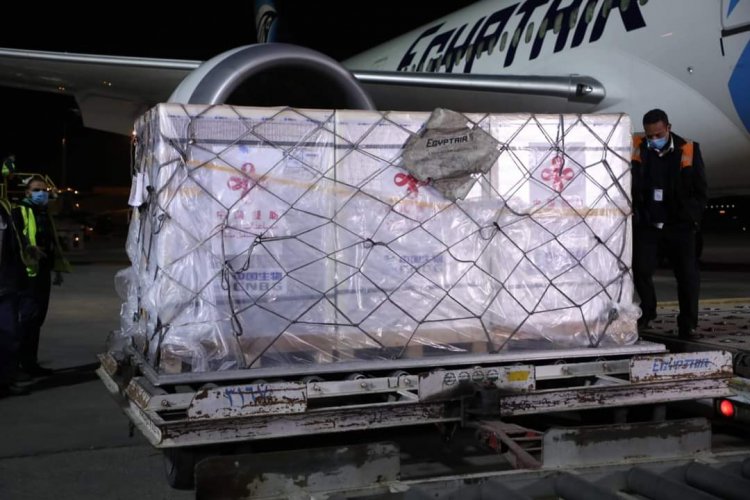  الصحة: استقبال 300 ألف جرعة من لقاح فيروس كورونا هدية من الصين لمصر بمطار القاهرة الدولي