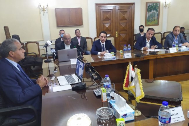 وزير التموين يفتتح أول مكتب للسجل التجاري بالبنوك المصرية