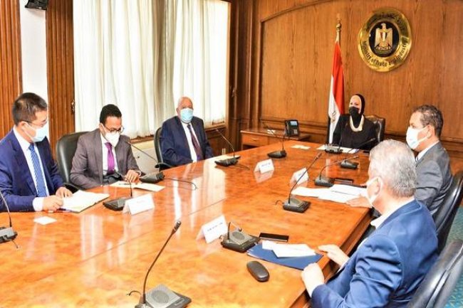 وزارة الصناعة تبحث الخطط التوسعية لشركة "يوتنج الصينية" في إنتاج الأتوبيسات بالسوق المحلي 