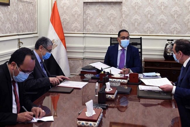 رئيس الوزراء يتابع موقف مشروعات وزارتى الكهرباء والبترول ضمن  "حياة كريمة"