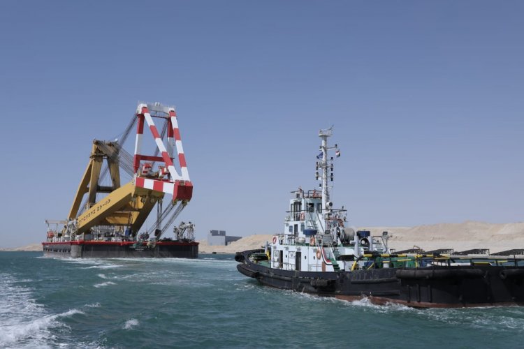 عبور الونش العائم العملاق "ASIAN HERCULESIII" من قناة السويس الجديدة