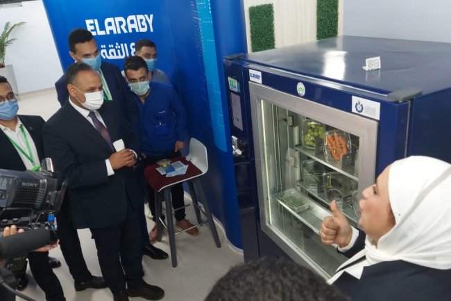 مجموعة العربي وجامعة مصر للعلوم  يحتفلان بتسليم "آله ذكية لبيع الخضروات والفواكه" صناعة مصرية