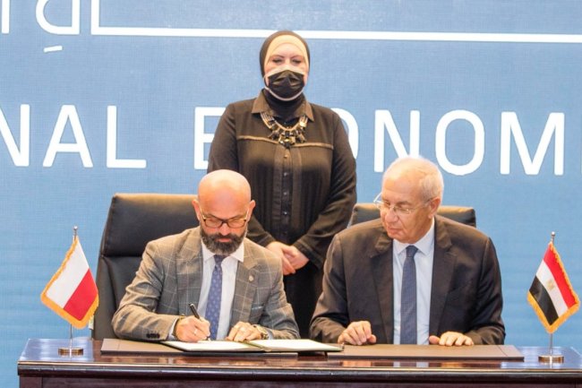 جامع تشهد توقيع اتفاقية بين اقتصادية قناة السويس ومنطقة كاتوفيتسا البولندية لإنشاء منطقة صناعية بولندية في مصر 