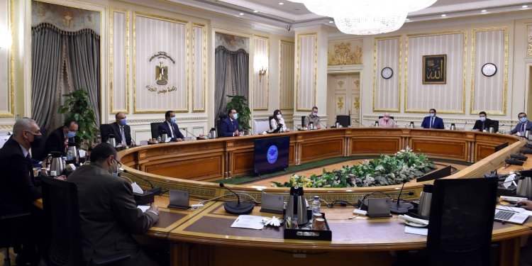 مدبولى يستعرض الموقف التنفيذي لأعمال البنية التكنولوجية في الحي الحكومي بالعاصمة الإدارية الجديدة