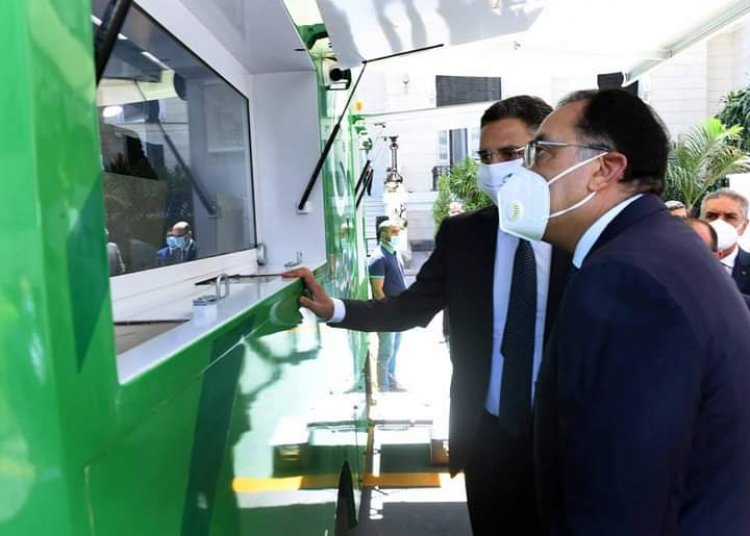 رئيس الوزراء يتفقد إحدى سيارات البريد المتنقلة