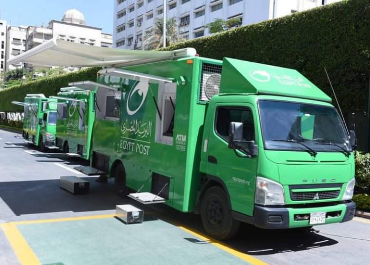 رئيس الوزراء يتفقد إحدى سيارات البريد المتنقلة