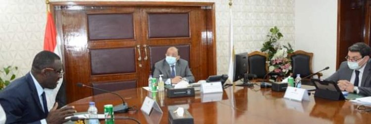 "التنمية المحلية' يلتقى وفد اتحاد مجالس الكاميرون ورئيس غرفة صناعة الأثاث لبحث مجالات التعاون بين البلدين