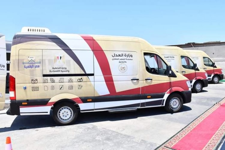 السعيد تسلم سيارات خدمات الشهر العقاري المتنقلة بالأسكندرية