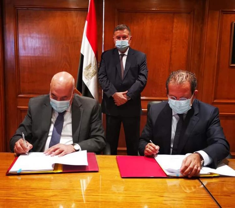 توقيع عقود 7 مصانع جديدة للغزل والنسيج بتكلفة إنشائية 2.6 مليار جنيه بين القابضة للغزل وأوراسكوم للانشاءات
