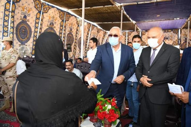 وزير الزراعة ومحافظ قنا ورئيس البنك الزراعى  يتابعون برنامج باب رزق لتمويل المشروعات