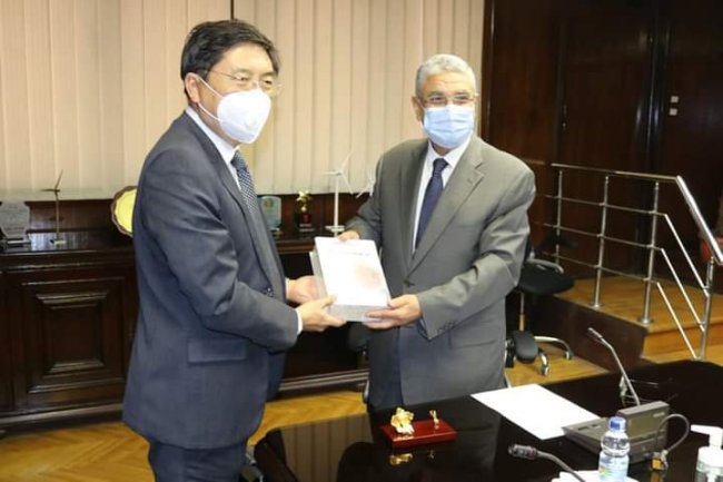  وزير الكهرباء يلتقي   بسفير سنغافورة بالقاهرة