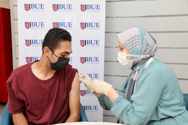 الجامعة البريطانية في مصر تُقيم مركزاً لتلقي لقاح كورونا