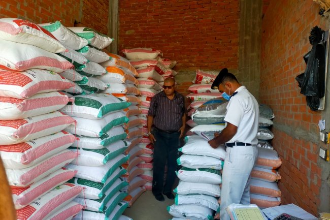 ضبط 3 مصانع ومخزنين لإنتاج وتخزين الأعلاف تعمل بدون ترخيص بمحافظة كفر الشيخ