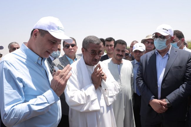 «الزراعي المصري» يمول تجربة زراعة القصب بالشتلات والري الحديث والطاقة الشمسية في الصعيد