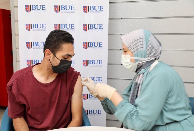 الجامعة البريطانية في مصر تُقيم مركزاً لتلقي لقاح كورونا