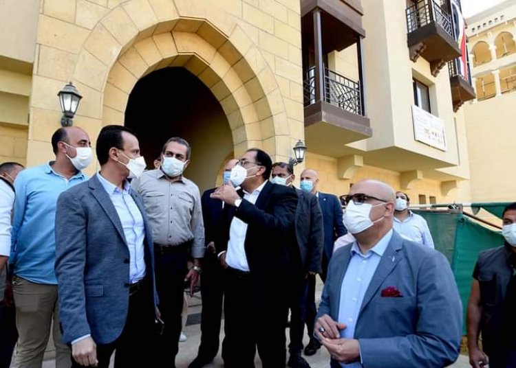 رئيس الوزراء يتفقد مشروع تطوير سور مجرى العيون والمنطقة المحيطة به