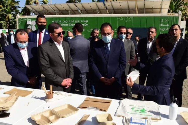 «مدبولى» يتفقد مشروعات شباب رواد الأعمال بمقر «هيئة الاستثمار » 