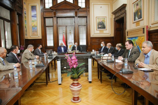 «القصير» يبحث مع إتحاد النحالين كيفية النهوض بصناعة عسل النحل 