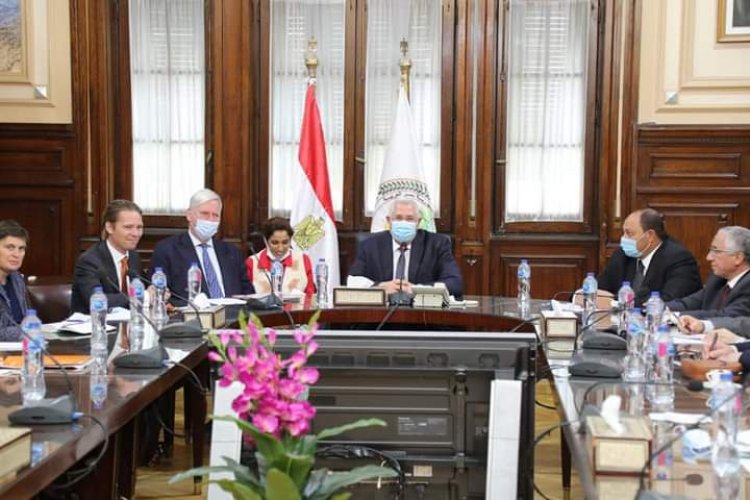 وزير الزراعة يبحث سبل التعاون مع السفير الهولندي