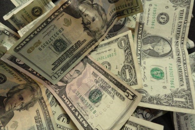 الدولار ينهى تعاملات الأسبوع بتراجع طفيف