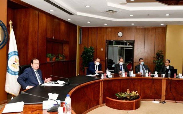 «الملا »يتابع مستجدات برنامج زيادة محطات تموين السيارات بالغاز