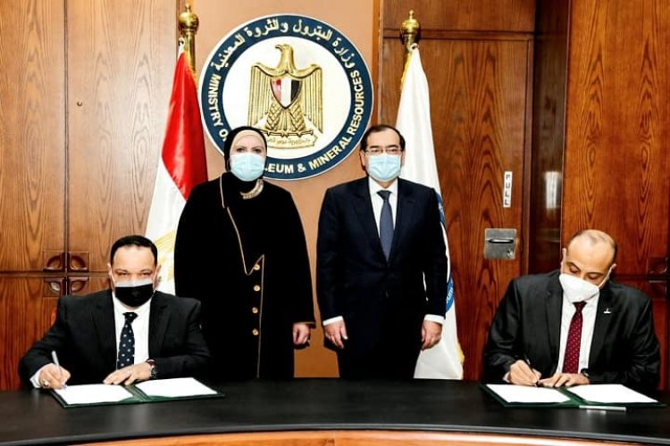 توقيع عقدين بين «البترول»و«تنمية المشروعات»  لتمويل تحويل السيارات للغاز