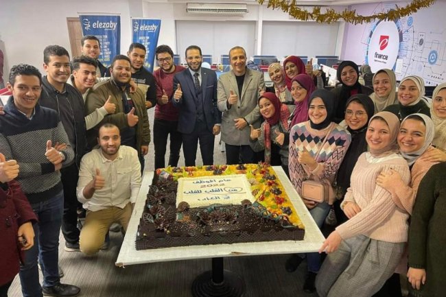 « صيدليات العزبي» تحتفل بالعام الجديد تحت شعار « 2022 عام الموظف »  