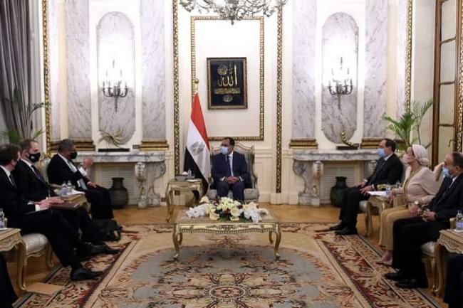 «مدبولي» يلتقى رئيس الدورة الـ 26 لمؤتمر تغير المناخ لبحث التعاون بالدورة ال 27