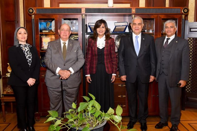 وزيرة الهجرة تلتقي وفدًا من جمعية رجال الأعمال المصريين لبحث المشاركة في "مصر تستطيع بالصناعة"