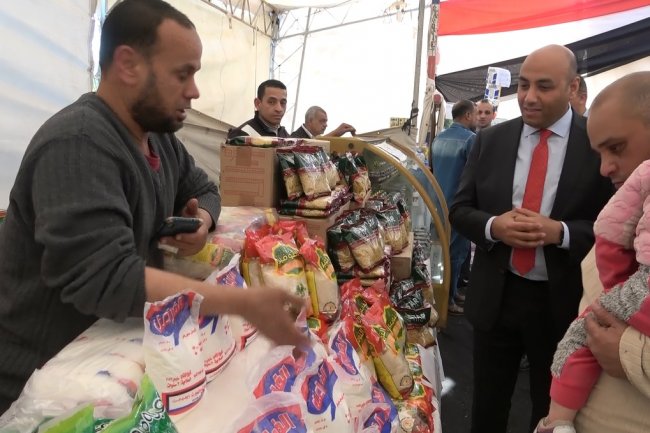اقبال المواطنين علي شوادر رمضان كريم بالقاهرة