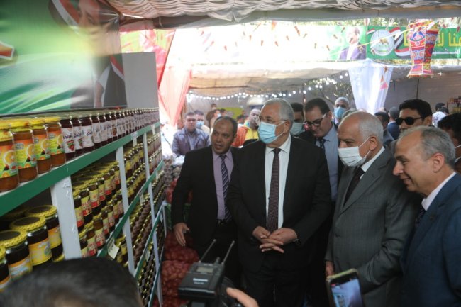 وزير الزراعة ومحافظ الجيزة يفتتحان معرض للسلع والمنتجات الغذائية ومهرجان التمور بحديقة الاورمان