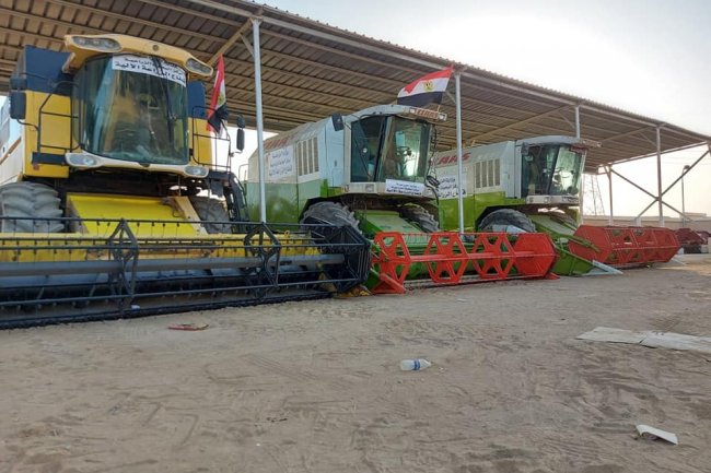 قطاع الميكنة والزراعة الآلية يشارك في حصاد القمح بأحدث المعدات والآلآت 