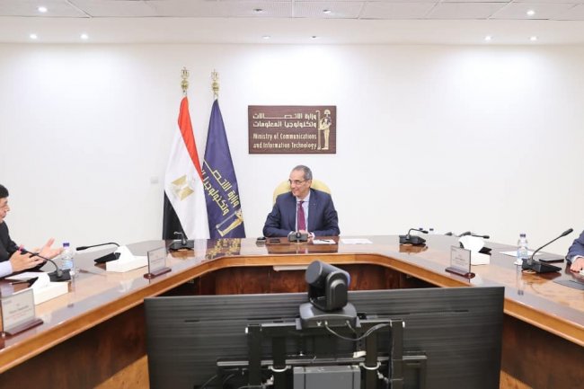 « الاتصالات» تبحث مع «إس. تي ميكروإلكترونكس» الخطط الاستثمارية للشركة فى مصر