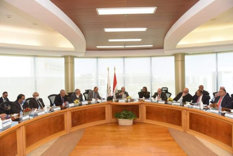 «رئيس البورصة» يبحث تعزيز الاستثمار المؤسسي في سوق الأسهم