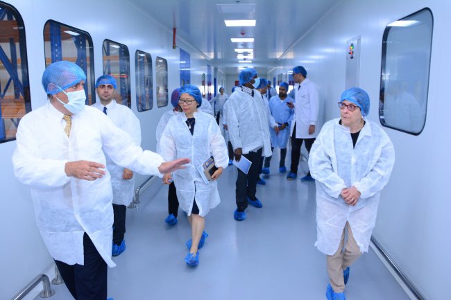 وفد «الصحة العالمية» يزور مصنع «بيوجينرك فارما» لإنتاج اللقاحات