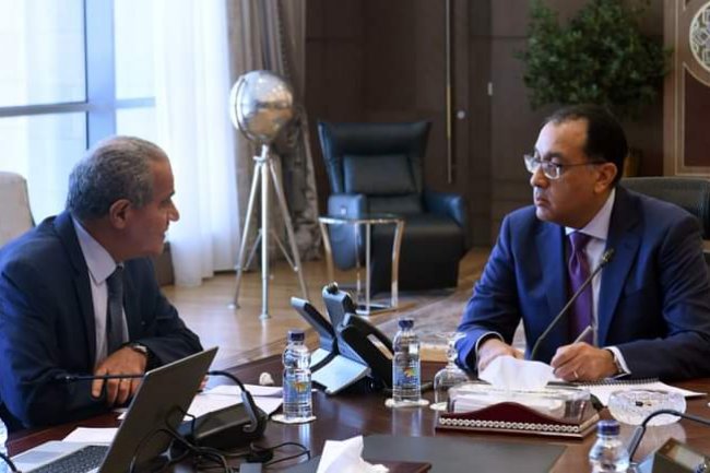 «مدبولى » يتابع مع وزير التموين المخزون الاستراتيجي للسلع الأساسية