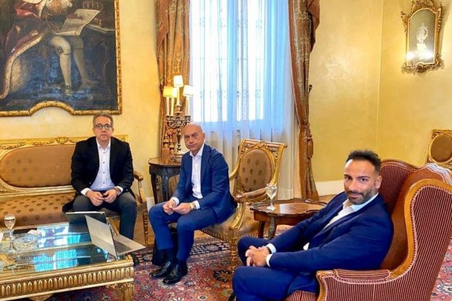 وزير السياحة والآثار يلتقي برؤساء عددا من كبري شركات تنظيم الرحلات الإيطاليين