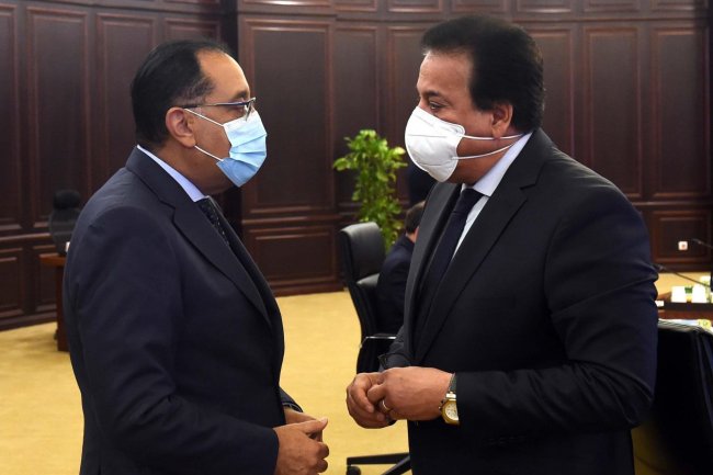 عبد الغفار يطلع رئيس الوزراء علي  الموقف الوبائي لفيروس كورونا وضوابط العودة لأماكن العمل