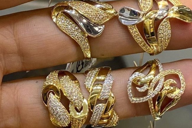 ارتفاع طفيف في اسعار الذهب منتصف تعاملات اليوم 